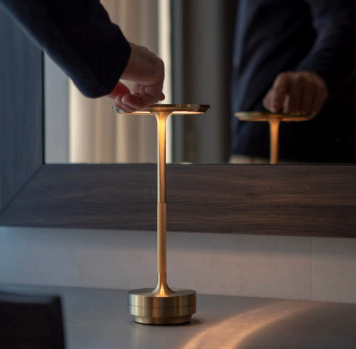 Moderne LED Tischlampe im futuristischen Design – Wiederaufladbare Touch-Leuchte für Wohnzimmer, Büro & Gastronomie