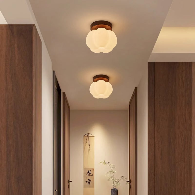 Deckenleuchte in Wolkenform – LED Aufbaulampe mit Holzsockel für Kinderzimmer, Schlafzimmer & Wohnzimmer