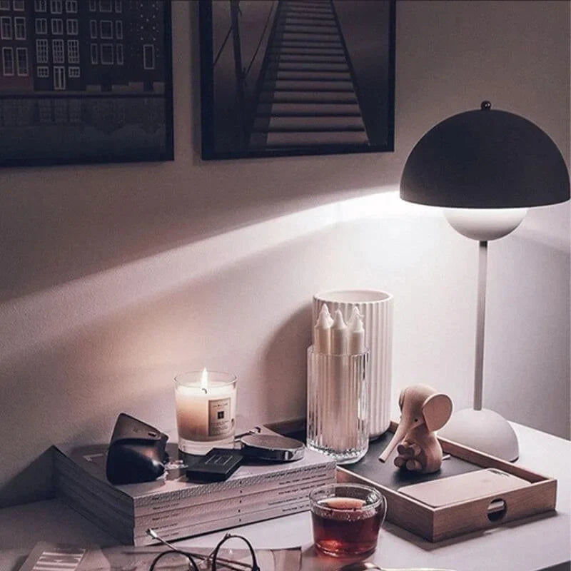 Moderne Tischleuchte - this is USB WARNING