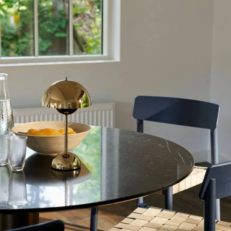 Moderne Tischleuchte - this is USB WARNING