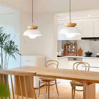 Pendelleuchte im skandinavischen Design – Hängelampe mit Holz- und Metall-Element für Küche, Esszimmer & Wohnzimmer
