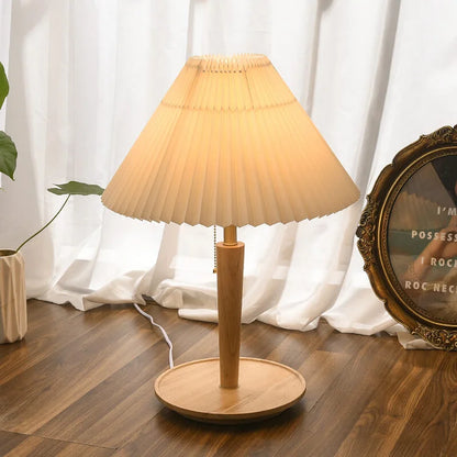 Vintage Tischlampe aus plissiertem Holz – Klassische LED-Leuchte mit Stoffschirm & E27-Fassung für stilvolle Wohnräume