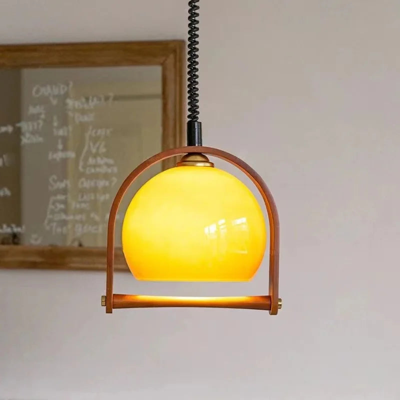 Retro Pendelleuchte im Mid-Century Stil – Holzrahmen & Bernsteinfarbener Glaslampenschirm für Esszimmer, Küche & Wohnzimmer