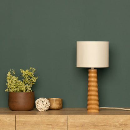 Elegante Holz-Tischlampe mit geriffeltem Standfuß und Stoffschirm - Minimalistische Tischleuchte aus Naturholz für Wohnzimmer & Schlafzimmer, skandinavisches Design