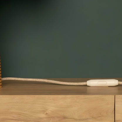 Elegante Holz-Tischlampe mit geriffeltem Standfuß und Stoffschirm - Minimalistische Tischleuchte aus Naturholz für Wohnzimmer & Schlafzimmer, skandinavisches Design