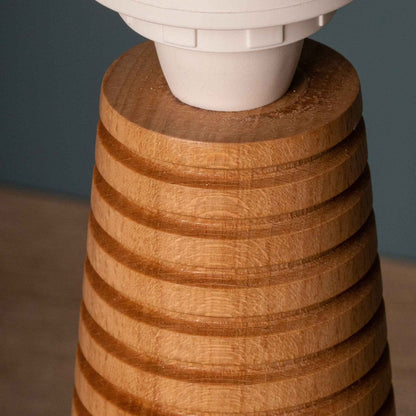 Elegante Holz-Tischlampe mit geriffeltem Standfuß und Stoffschirm - Minimalistische Tischleuchte aus Naturholz für Wohnzimmer & Schlafzimmer, skandinavisches Design