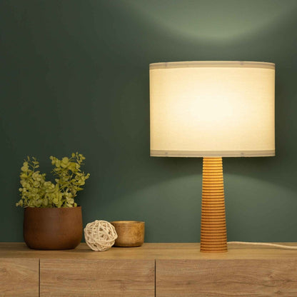 Elegante Holz-Tischlampe mit geriffeltem Standfuß und Stoffschirm - Minimalistische Tischleuchte aus Naturholz für Wohnzimmer & Schlafzimmer, skandinavisches Design