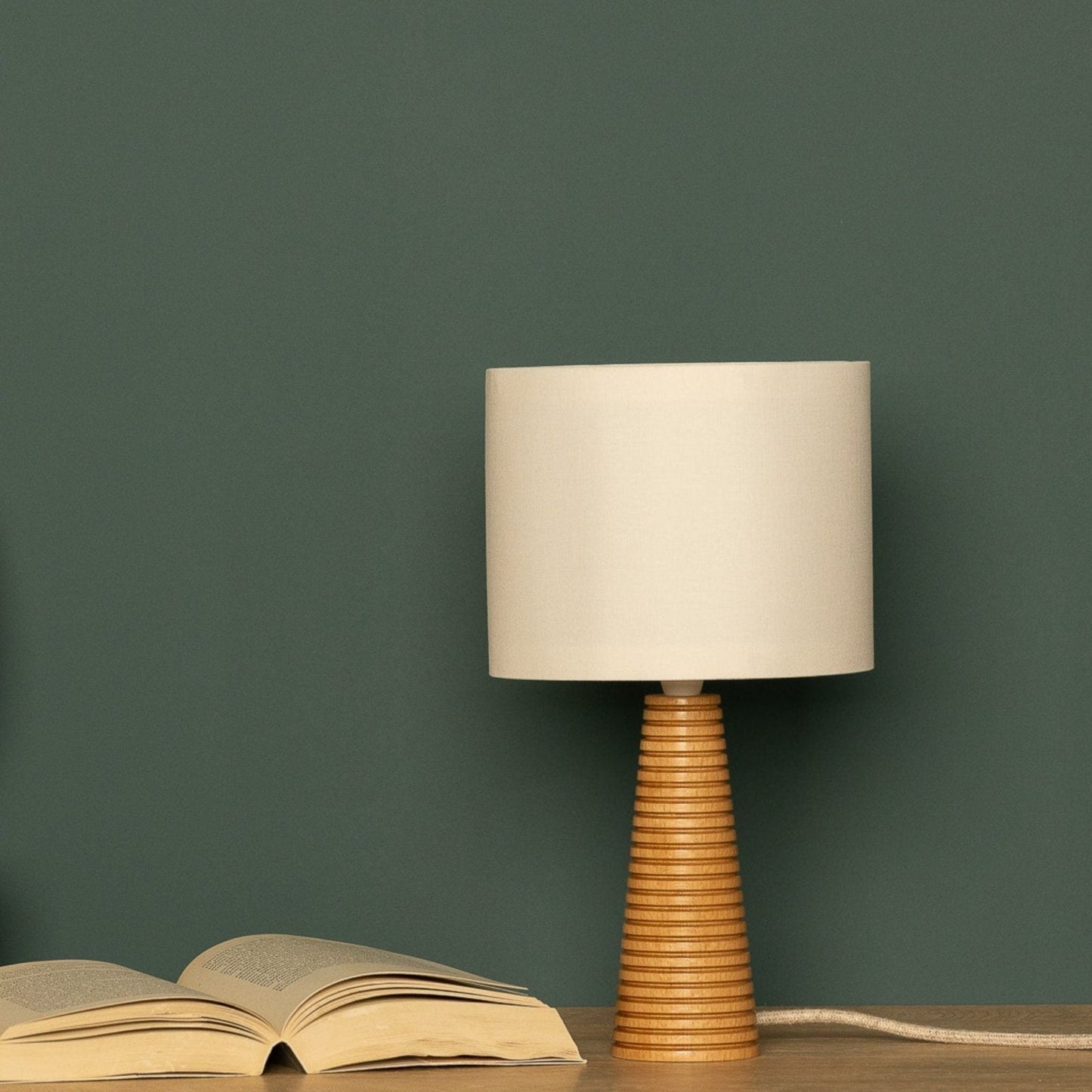 Elegante Holz-Tischlampe mit geriffeltem Standfuß und Stoffschirm - Minimalistische Tischleuchte aus Naturholz für Wohnzimmer & Schlafzimmer, skandinavisches Design
