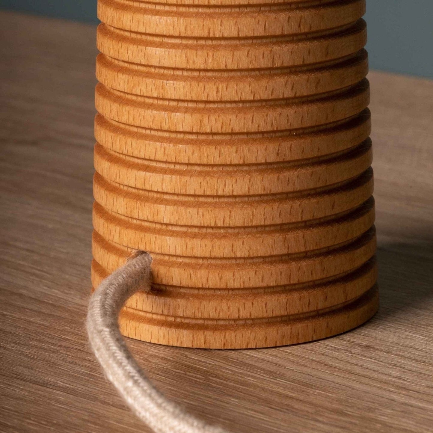 Elegante Holz-Tischlampe mit geriffeltem Standfuß und Stoffschirm - Minimalistische Tischleuchte aus Naturholz für Wohnzimmer & Schlafzimmer, skandinavisches Design