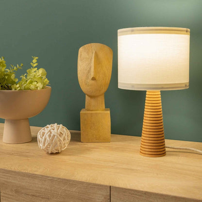Elegante Holz-Tischlampe mit geriffeltem Standfuß und Stoffschirm - Minimalistische Tischleuchte aus Naturholz für Wohnzimmer & Schlafzimmer, skandinavisches Design