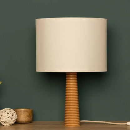 Elegante Holz-Tischlampe mit geriffeltem Standfuß und Stoffschirm - Minimalistische Tischleuchte aus Naturholz für Wohnzimmer & Schlafzimmer, skandinavisches Design