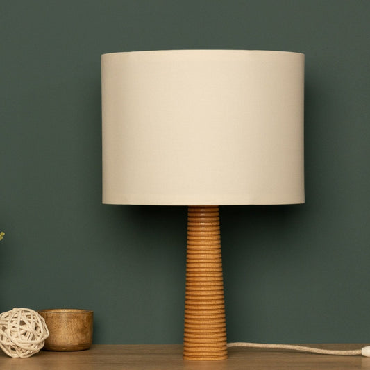 Elegante Holz-Tischlampe mit geriffeltem Standfuß und Stoffschirm - Minimalistische Tischleuchte aus Naturholz für Wohnzimmer & Schlafzimmer, skandinavisches Design