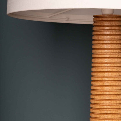 Elegante Holz-Tischlampe mit geriffeltem Standfuß und Stoffschirm - Minimalistische Tischleuchte aus Naturholz für Wohnzimmer & Schlafzimmer, skandinavisches Design