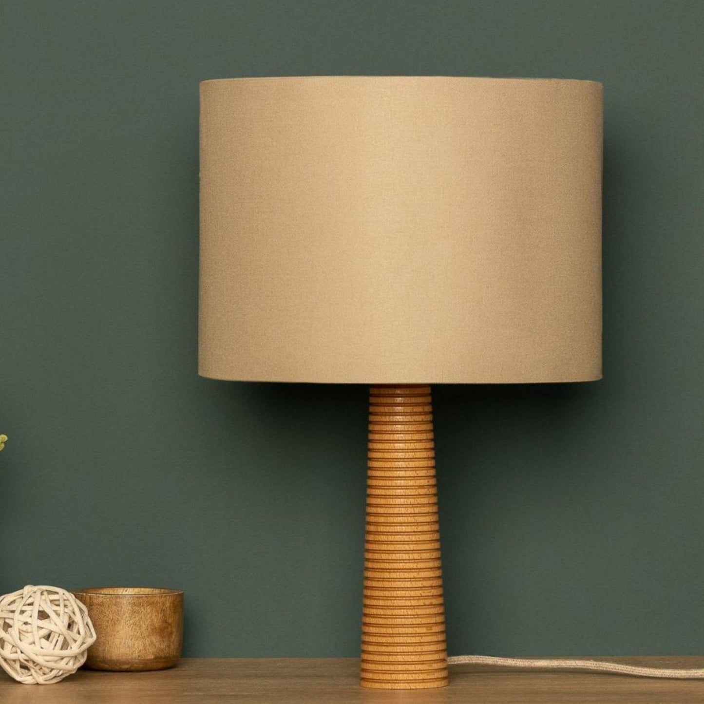 Elegante Holz-Tischlampe mit geriffeltem Standfuß und Stoffschirm - Minimalistische Tischleuchte aus Naturholz für Wohnzimmer & Schlafzimmer, skandinavisches Design