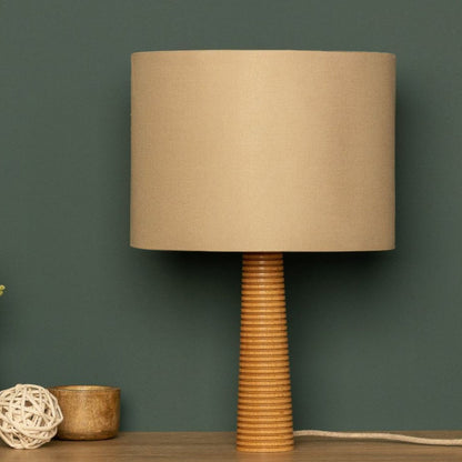 Elegante Holz-Tischlampe mit geriffeltem Standfuß und Stoffschirm - Minimalistische Tischleuchte aus Naturholz für Wohnzimmer & Schlafzimmer, skandinavisches Design