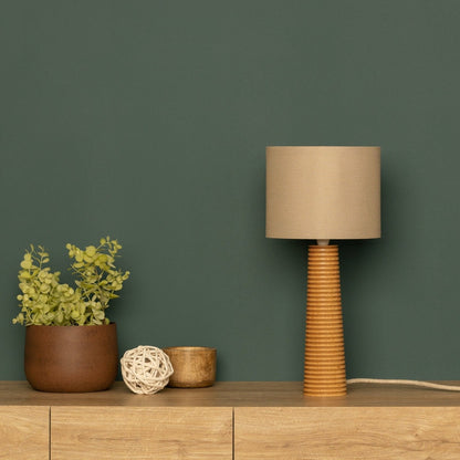 Elegante Holz-Tischlampe mit geriffeltem Standfuß und Stoffschirm - Minimalistische Tischleuchte aus Naturholz für Wohnzimmer & Schlafzimmer, skandinavisches Design