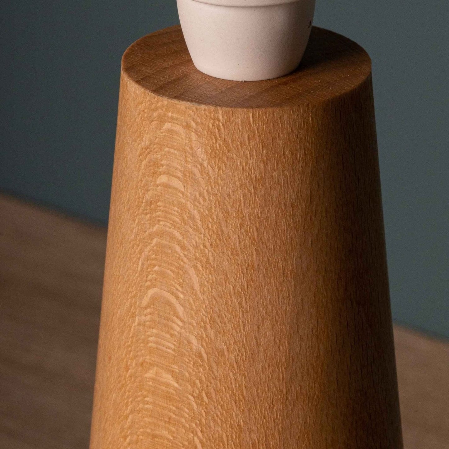 Minimalistische Holztischlampe mit Stoffschirm - Skandinavisches Design für Wohnzimmer & Schlafzimmer, natürliche Beleuchtung