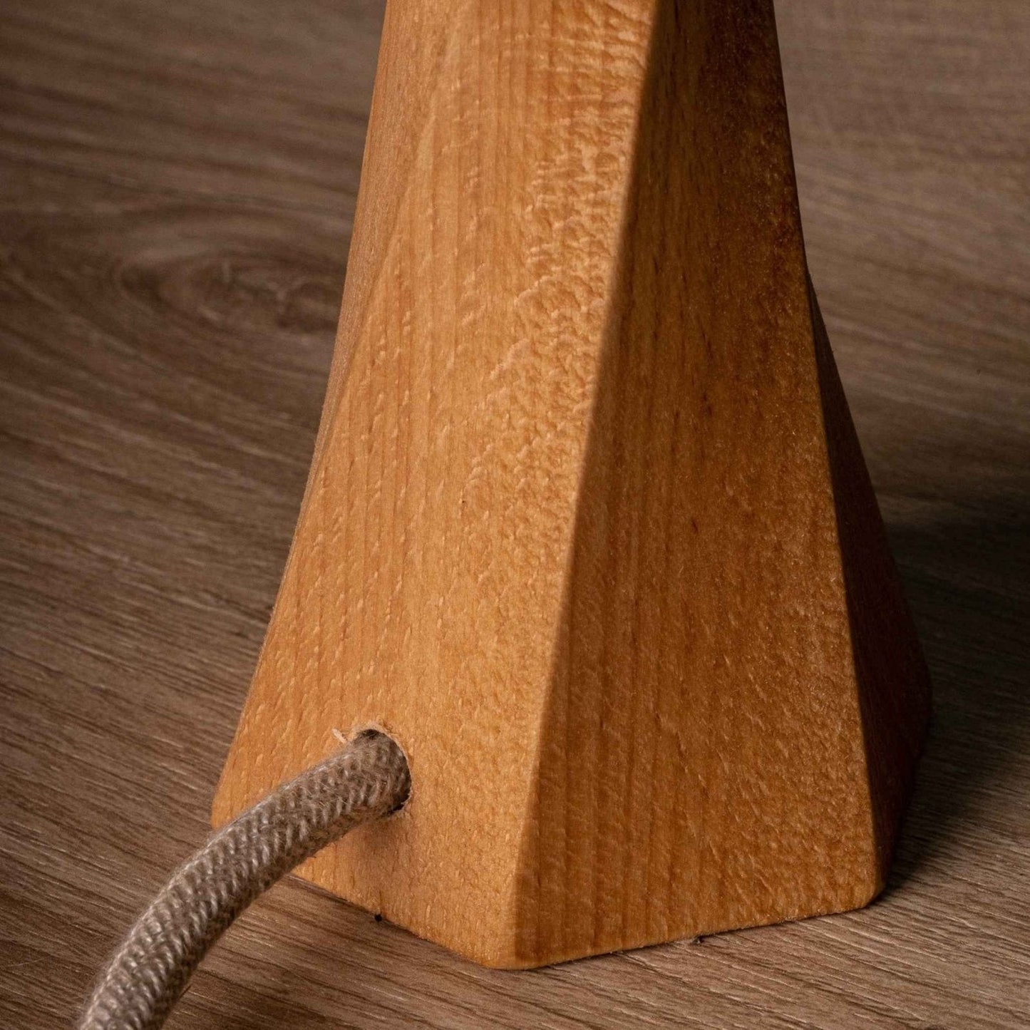 Moderne Holz-Tischlampe mit Stoffschirm - Minimalistische Tischleuchte aus Naturholz, warmes Licht für Wohnzimmer & Schlafzimmer – Skandinavisches Design