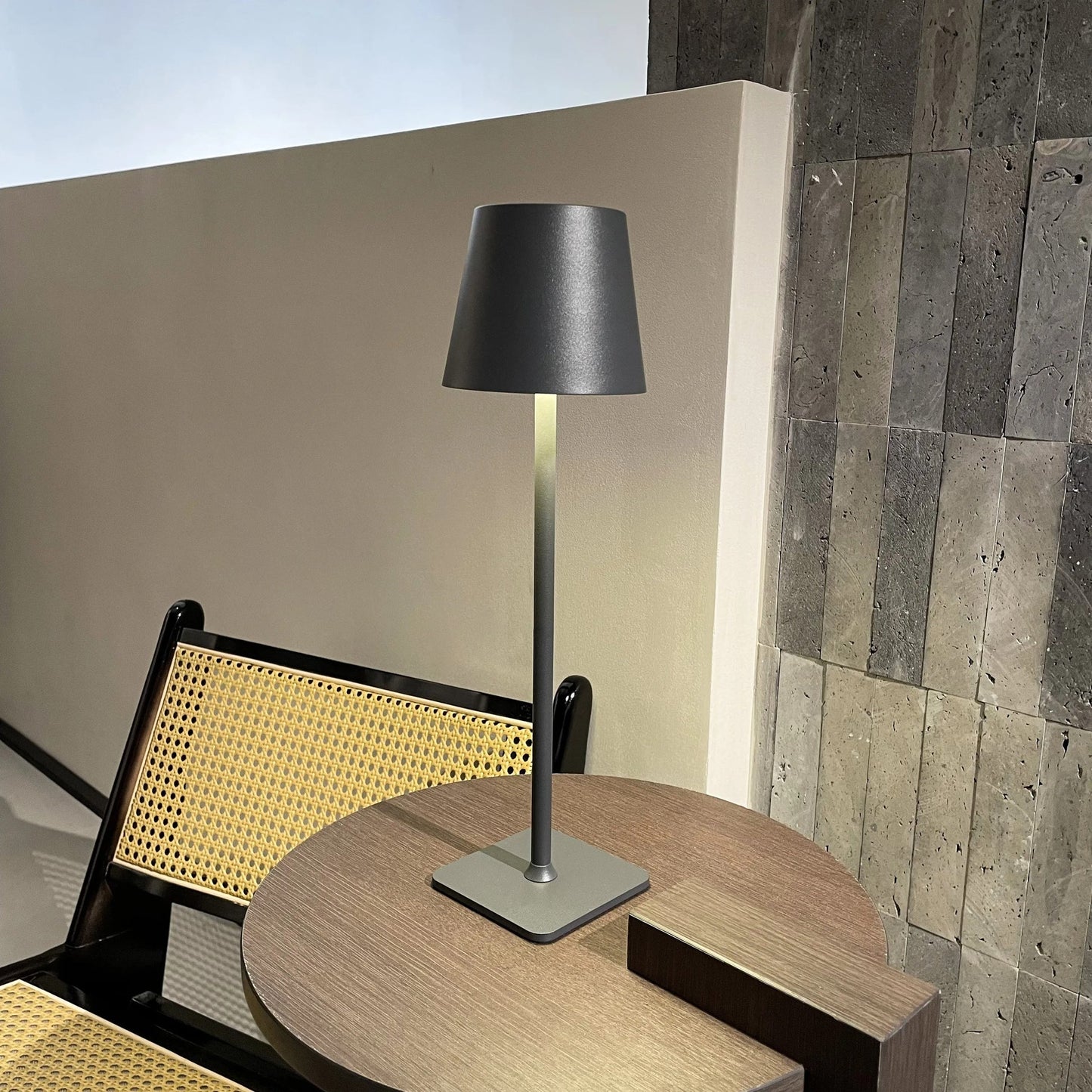 Kabellose LED Tischlampe im minimalistischen Design – Wiederaufladbare Touch-Leuchte für Küche, Schlafzimmer & Cafés